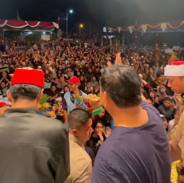 Maiyahan Bareng Cak Nun, Prabowo Hadiahi Pedagang Asongan Jam Tangan, Kopiah, dan Baju Safarinya