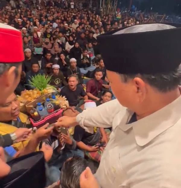 Maiyahan Bareng Cak Nun, Prabowo Hadiahi Pedagang Asongan Jam Tangan, Kopiah, dan Baju Safarinya