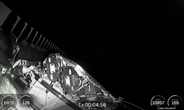 SpaceX Luncurkan 54 Satelit Internet Starlink Generasi Terbaru, Roket Pendorong Mendarat di Laut