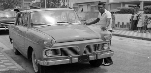 Bukan Ferrari atau Lamborghini, Mobil Unik Ini yang Jadi Favorit Legenda Sepak Bola Pele