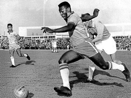 Kisah Pele Lawan Timnas Indonesia di SUGBK Jakarta