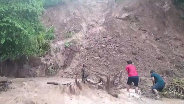 Banjir dan Longsor Terjang Permukiman di Enrekang, Warga Panik dan Histeris