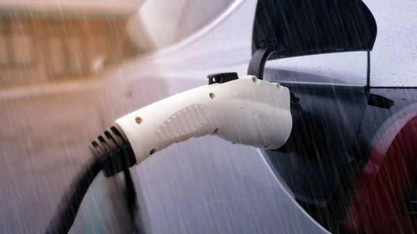 Aman, Charge Mobil Listrik Saat Hujan Deras Tidak Akan Korsleting