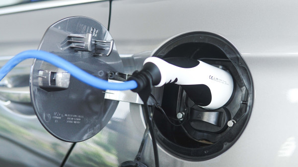 Aman, Charge Mobil Listrik Saat Hujan Deras Tidak Akan Korsleting