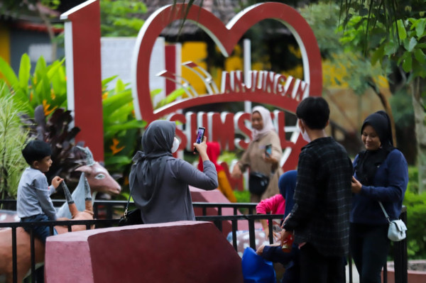 Rayakan Malam Tahun Baru 2023, Masyarakat Padati TMII