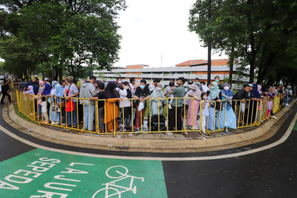 Rayakan Malam Tahun Baru 2023, Masyarakat Padati TMII