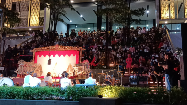 Festival Malam Tahun Baru 2023, Warga Mulai Ramai di Bundaran HI dan Sarinah