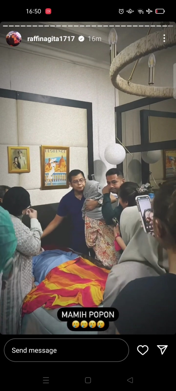 Tangis Amy Qanita Pecah saat Nenek Raffi Ahmad, Mami Popon Meninggal Dunia