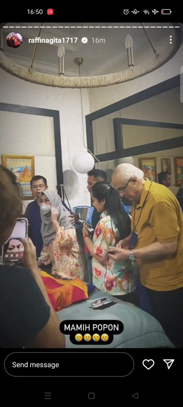 Tangis Amy Qanita Pecah saat Nenek Raffi Ahmad, Mami Popon Meninggal Dunia