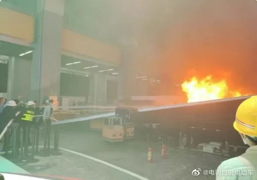 Ngeri, Mobil Listrik Konsep Terbakar Waktu Dipajang di Pameran Otomotif
