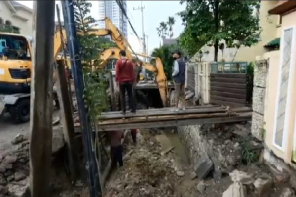 Geger Jalan Ambles Sedalam 1,5 Meter, Ini yang Dilakukan Pemkot Surabaya