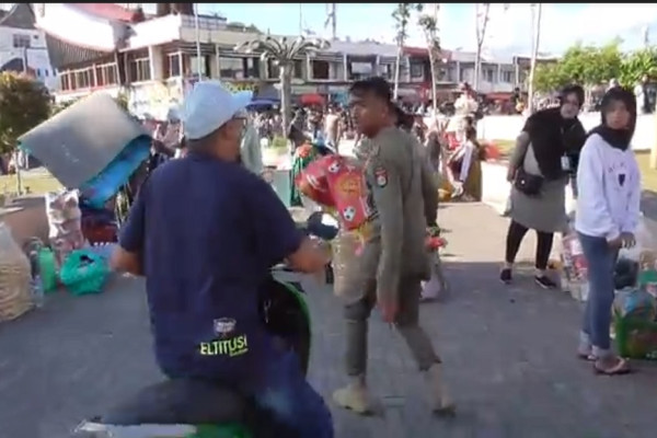 Kericuhan Pecah Jelang Pergantian Tahun di Kawasan Jam Gadang Bukit Tinggi