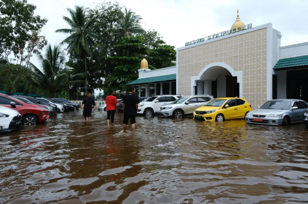 Cuaca Buruk Awali 2023, Ini yang Harus Dilakukan Ketika Mobil Terendam Banjir