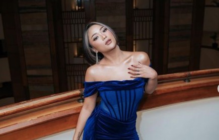 3 Potret Marion Jola Pakai Dress Mini, Netizen: Cakep Banget Si Biru!