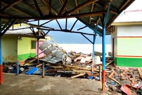 Dihantam Gelombang Laut dan Angin Kencang, Kawasan Wisata di Indramayu Rusak Parah