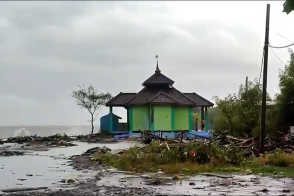 Dihantam Gelombang Laut dan Angin Kencang, Kawasan Wisata di Indramayu Rusak Parah