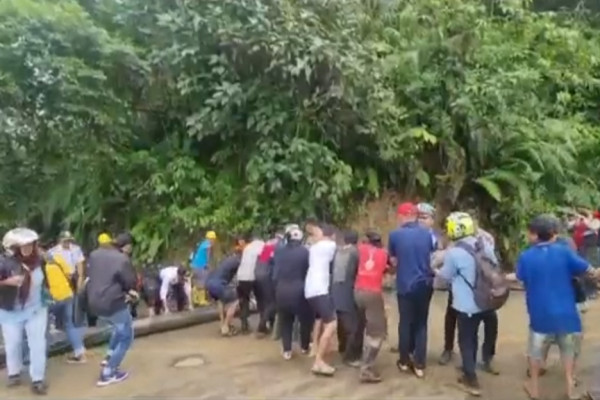 Memilukan! Ibu Muda Tewas Tertimpa Tiang Listrik saat Menuju ke Tempat Wisata