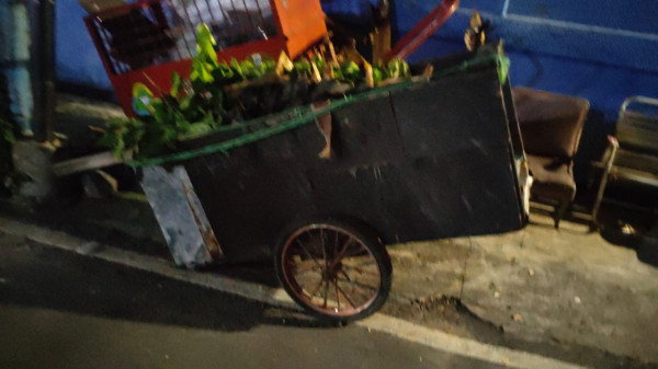 Miris! Butuh Uang untuk Makan, Pria Ini Nekat Mencuri Gerobak Sampah