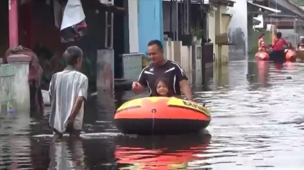 Penampakan Banjir Pekalongan Tak Kunjung Surut, Warga Harus Naik Perahu dan Ngungsi