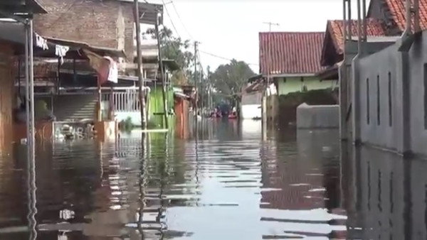 Penampakan Banjir Pekalongan Tak Kunjung Surut, Warga Harus Naik Perahu dan Ngungsi