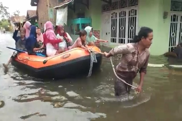 Penampakan Banjir Pekalongan Tak Kunjung Surut, Warga Harus Naik Perahu dan Ngungsi