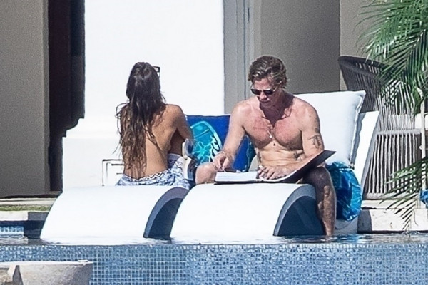 Telanjang Dada, Brad Pitt Asyik Berdua dengan Ines de Ramon saat Momen Tahun Baru