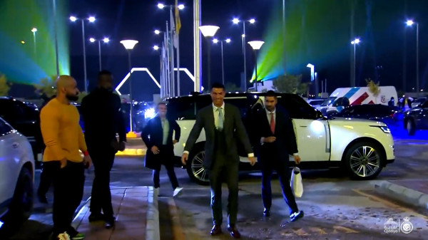Belum Bawa Mobil Pribadi, Ronaldo Gunakan Range Rover Selama di Arab Saudi