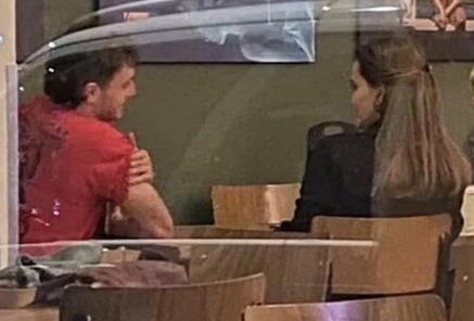 Angelina Jolie Kepergok Jalan Bareng Paul Mescal, Berkencan?