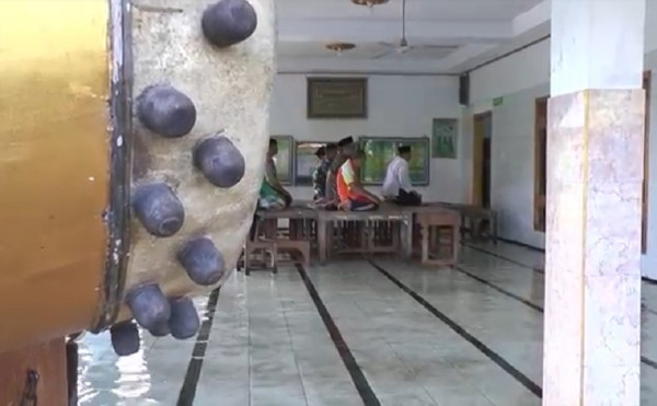 Viral Warga Demak Salat Berjamaah di Atas Meja Akibat Masjid Tergenang Banjir