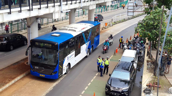 Transjakarta Operasikan Halte Terintegrasi Pertama dengan Stasiun KA Jarak Jauh