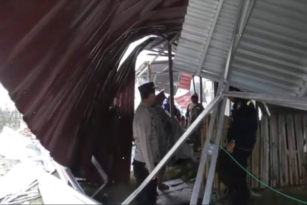 Diterjang Angin Kencang, Puluhan Rumah Rusak dan 1 Warga di Pangkep Terluka