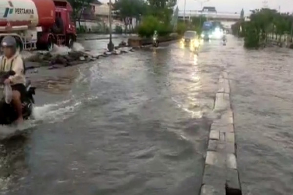 Banjir Semarang Mulai Surut, Kendaraan Bisa Melintasi Jalan Raya Kaligawe