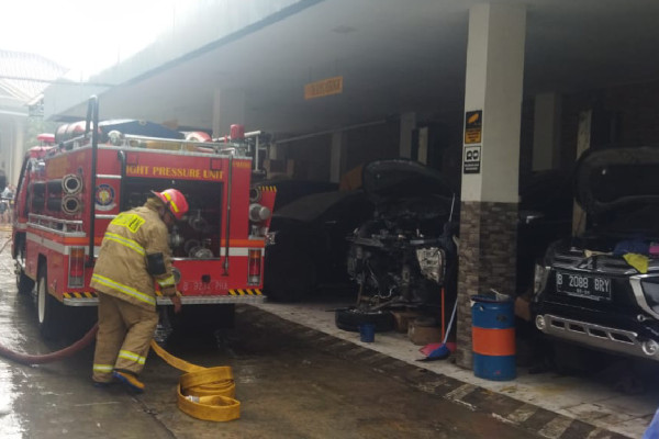 Bengkel Mobil Terbakar di Kebon Jeruk, Kerugian Ratusan Juta