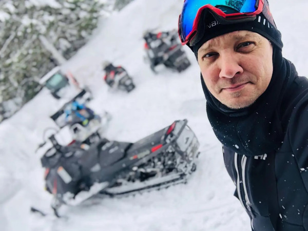 Kaki Jeremy Renner Tertabrak Mesin Pembersih Salju hingga Kehilangan Banyak Darah