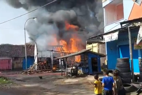 Mencekam! Kebakaran Luluhlantakkan Pasar Besi Tasikmalaya