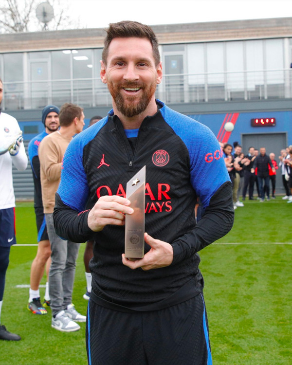 Kembali ke PSG, Messi Senyum Lebar Disambut Guard of Honour dan Plakat Emas