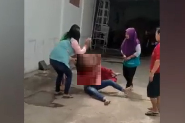 Mengerikan! Ibu Muda Dituduh Pelakor, Lalu Dikeroyok Emak-emak Beramai-ramai