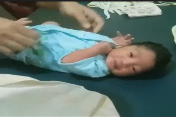 Sadis! Bayi Laki-laki Dibuang di Semak-semak Tepi Jalan