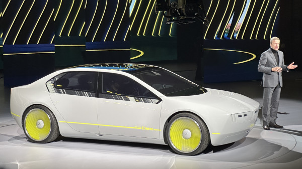 BMW Hadirkan Mobil yang Bisa Kamuflase Warna Bak Bunglon