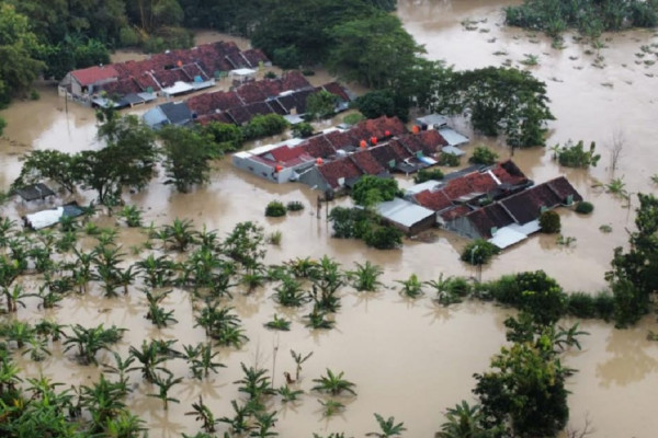 Banjir Bandang Rendam Kawasan Perumahan Dinar Indah Semarang