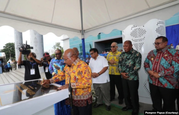 Lukas Enembe Resmikan Kantor Gubernur Papua, KPK Anggap Sudah Sehat