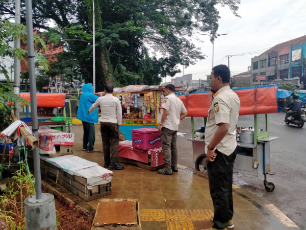 Kembalikan Fungsi Trotoar, Satpol PP Bongkar Lapak PKL di Sekitar Pasar Cibinong
