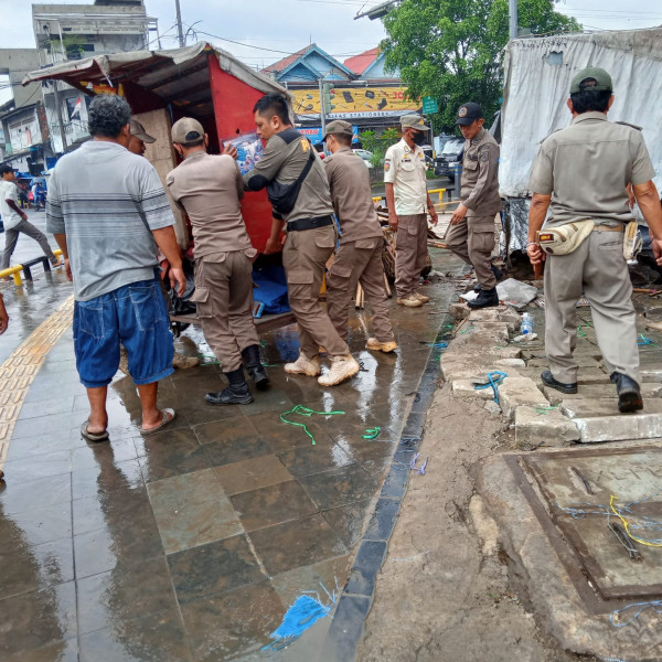Kembalikan Fungsi Trotoar, Satpol PP Bongkar Lapak PKL di Sekitar Pasar Cibinong