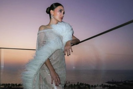 5 Potret Elegan Luna Maya, Pakai Dress Tile Putih Transparan Karya Sebastian Gunawan