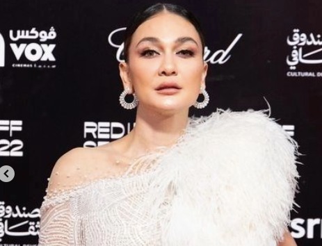 5 Potret Elegan Luna Maya, Pakai Dress Tile Putih Transparan Karya Sebastian Gunawan