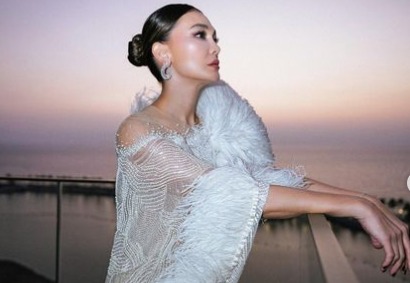 5 Potret Elegan Luna Maya, Pakai Dress Tile Putih Transparan Karya Sebastian Gunawan