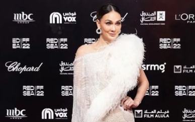 5 Potret Elegan Luna Maya, Pakai Dress Tile Putih Transparan Karya Sebastian Gunawan