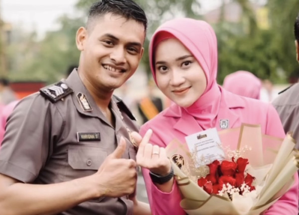 5 Potret Pedangdut Yeni Inka, Pakai Seragam Bhayangkari di Upacara Kenaikan Pangkat Suami