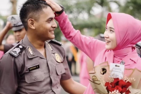 5 Potret Pedangdut Yeni Inka, Pakai Seragam Bhayangkari di Upacara Kenaikan Pangkat Suami