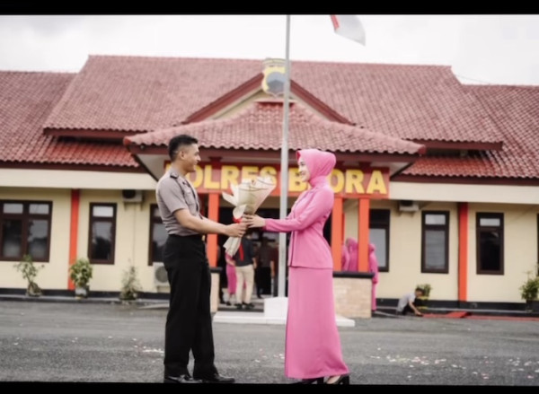 5 Potret Pedangdut Yeni Inka, Pakai Seragam Bhayangkari di Upacara Kenaikan Pangkat Suami